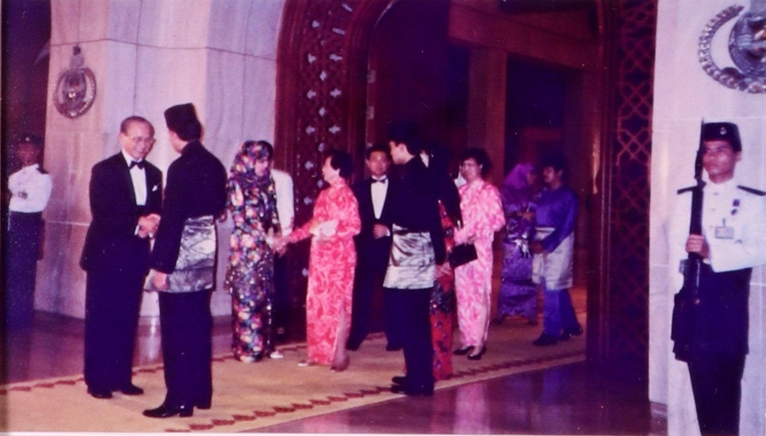 Sultan Bolkiah welcoming President Wee and Mrs Wee