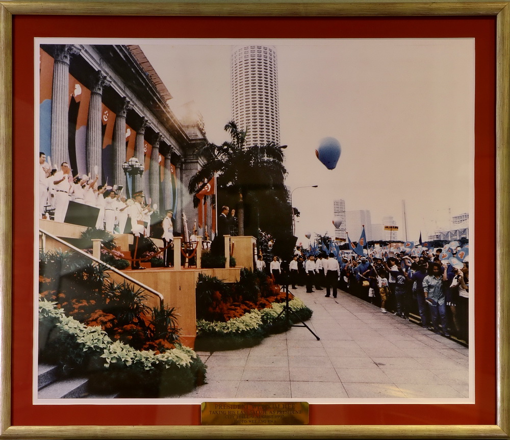 President Wee acknowledging the people at his last National Day Parade on 9 August 1993 at the steps of City Hall 