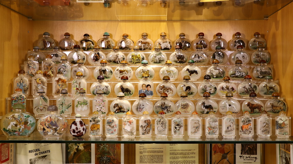 Snuff bottles with paintings of dogs 