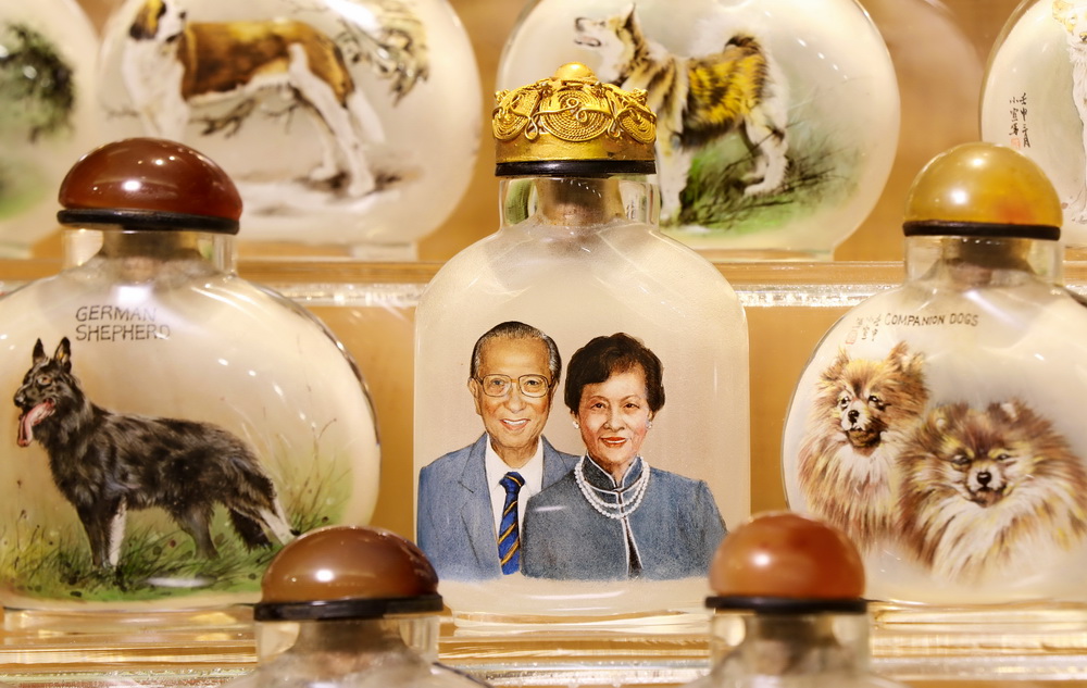 Snuff bottle painting of Dr Wee and Mrs wee