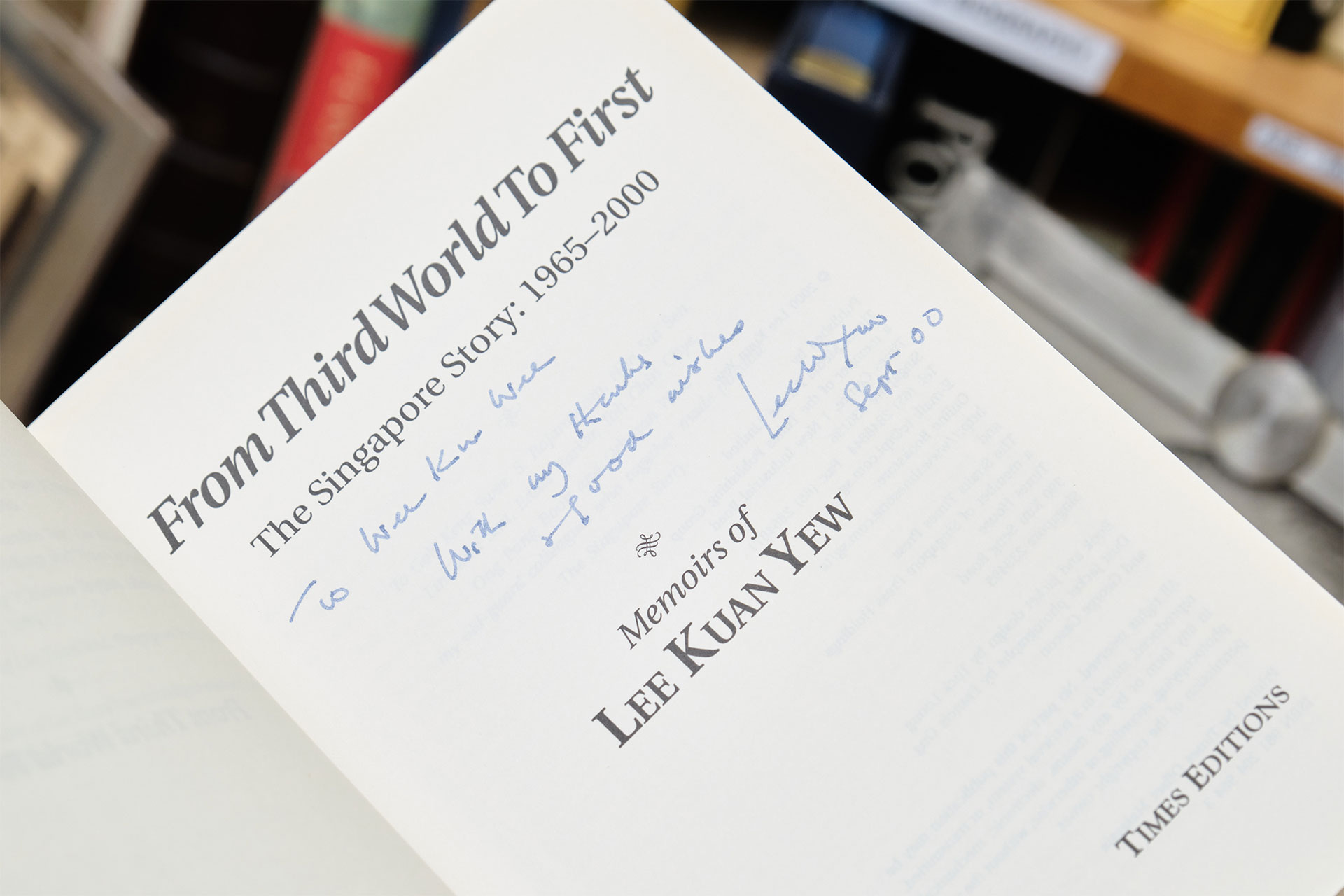 Close up of Lee Kuan Yew's autograph